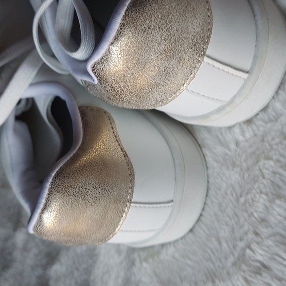Time & True size 11 memory foam white sneaker with gold accent at the back. EUC - Picture 2 of 6